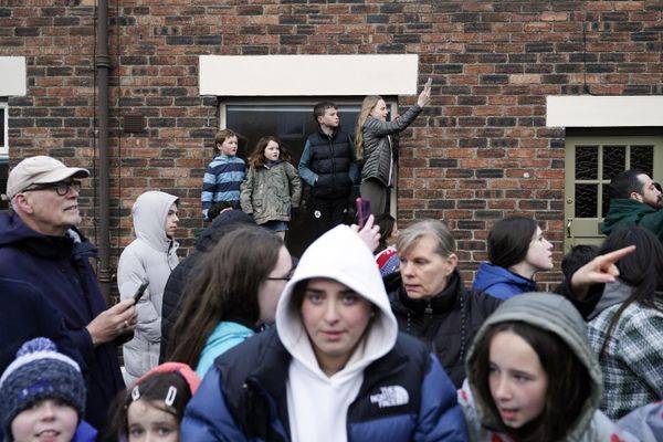 Biden said the Irish are "the only people in the world, in my opinion, who are nostalgic about the future".Above: People line the streets as President Joe Biden tours Dundalk, Ireland. - Sputnik International