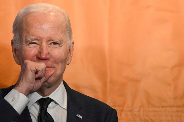 Biden said he believed democratic institutions established according to the agreement remained critical to Northern Ireland’s future. Democracy, he insisted, was something that every generation needs to continue to fight for.Above: US President Joe Biden smirks as he delivers a speech at the Windsor Bar in Dundalk, as part of a four-day trip to Northern Ireland and Ireland for the 25th anniversary commemoration of the 'Good Friday Agreement'. - Sputnik International