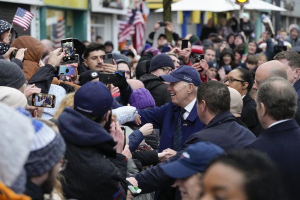 President Joe Biden greets people as he does a walkabout in Dundalk, Ireland. - Sputnik International
