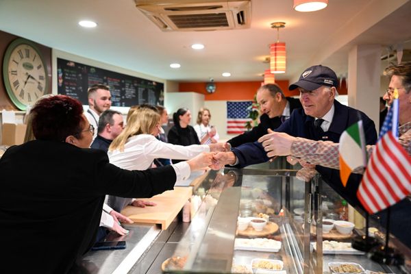 US President Joe Biden (R) and Ireland's Minister of Foreign Affairs Micheal Martin (rear R) meet with members of the public at the McAteers Food House during a tour of downtown Dundalk as part of a four-days trip to Northern Ireland and Ireland for the 25th anniversary commemoration of the 'Good Friday Agreement'. - Sputnik International