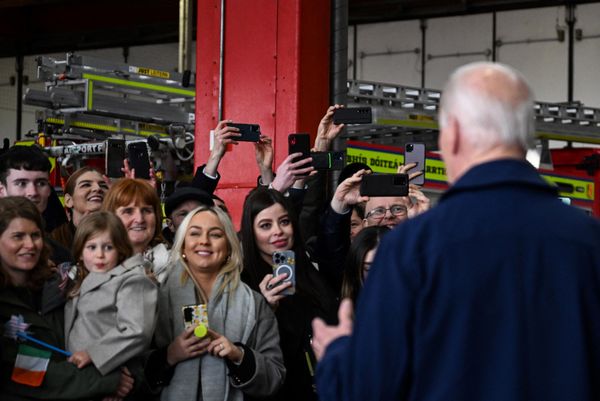 US President Joe Biden is greeted by embassy staff and their family on arrival at Dublin International airport, on 12 April 2023, as part of a four-day trip to Northern Ireland and Ireland for the 25th anniversary commemoration of the 'Good Friday Agreement'. - Sputnik International