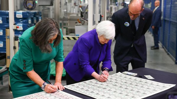Bureau of Engraving and Printing Director Leonard Olijar (R) watches as US Treasury Secretary Janet Yellen (C) and Treasurer Marilynn Malerba sign one dollar bills at the Bureau of Engraving and Printing Western Currency Facility on December 8, 2022 in Fort Worth, Texas. - The US dollar will bear two women's signatures for the first time, belonging to Treasury Secretary Janet Yellen and Treasurer Lynn Malerba, officials said Thursday as they unveiled the banknotes.  - Sputnik International