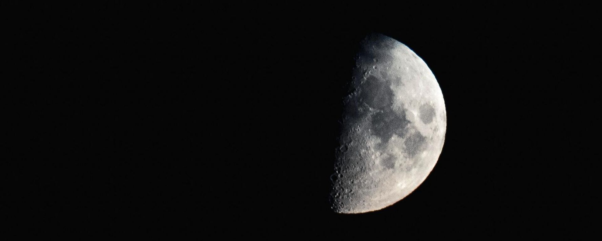 View of the moon - Sputnik International, 1920, 05.08.2025
