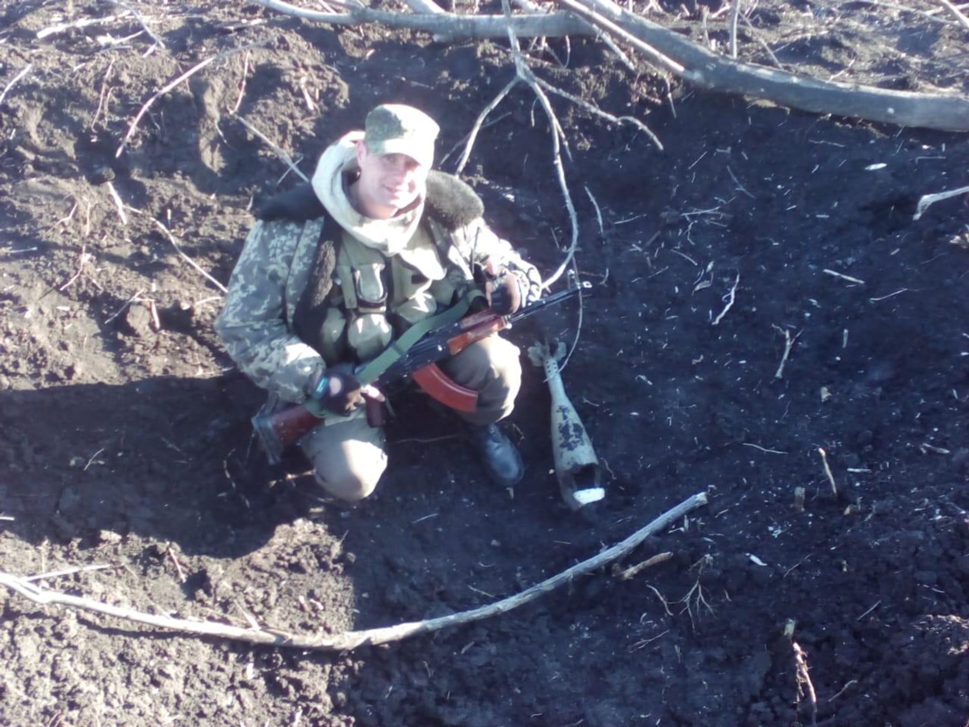 Fedor Romanov poses near a blast crater during the battle for the Donetsk Airport. 2014. Fedor Romanov poses near a blast crater during the battle for the Donetsk Airport. 2014. - Sputnik International, 1920, 13.04.2023