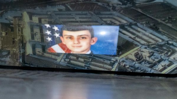 This photo illustration created on April 13, 2023, shows the suspect, national guardsman Jack Teixeira, reflected in an image of the Pentagon in Washington, DC. - Sputnik International