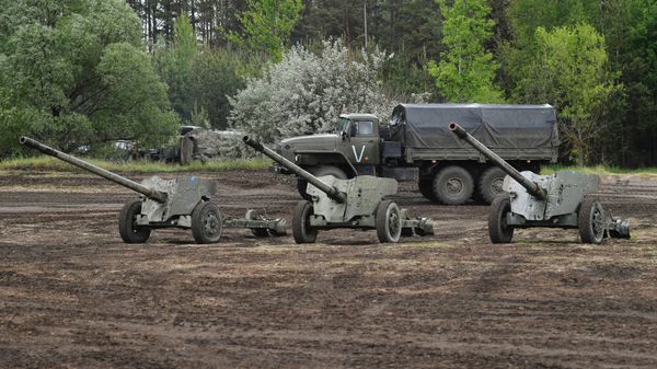 Russian MT-12 'Rapira' on maintenance - Sputnik International