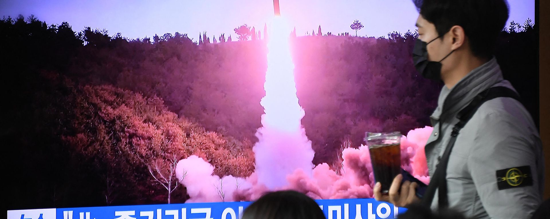 A man walks past a television screen showing a news broadcast with file footage of a North Korean missile test, at a railway station in Seoul on April 13, 2023 A man walks past a television screen showing a news broadcast with file footage of a North Korean missile test, at a railway station in Seoul on April 13, 2023 - Sputnik International, 1920, 17.04.2023