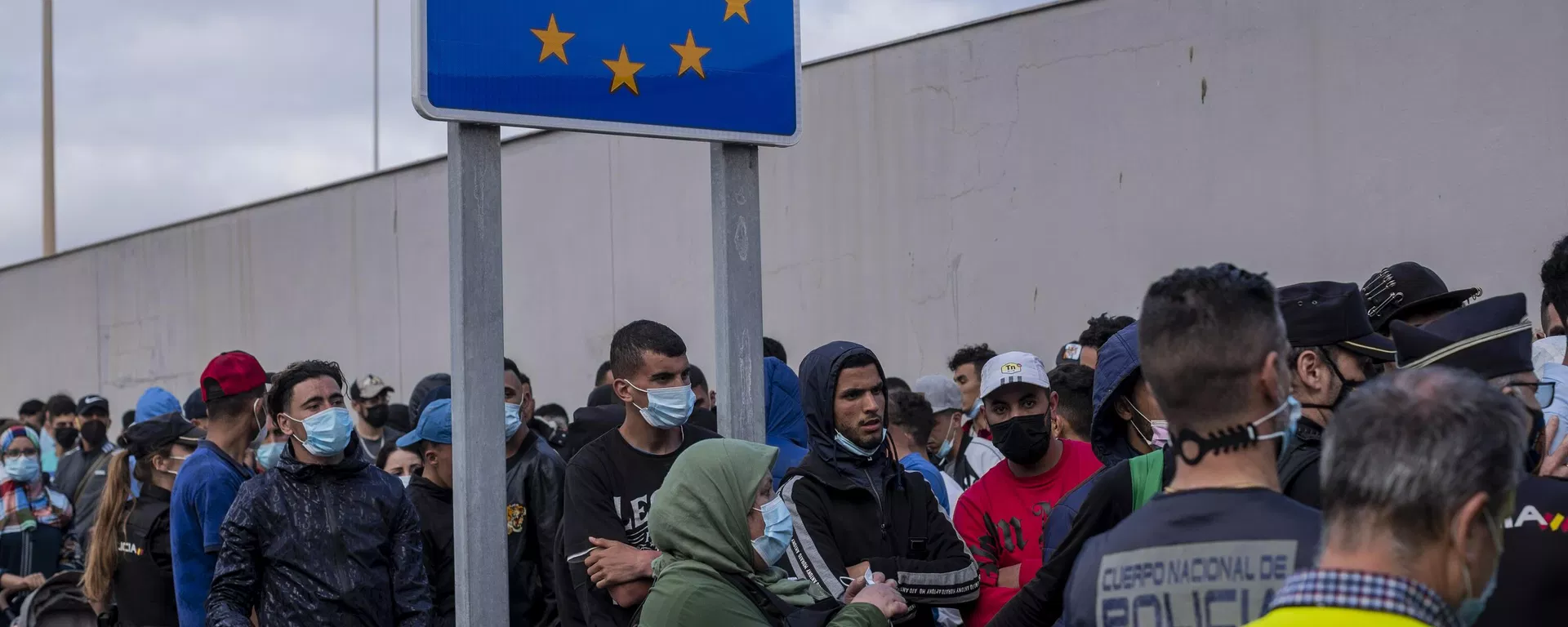 Moroccans, including many who have been in the Spanish enclave of Ceuta since before the border crisis, wait at the border to return voluntarily to their home country, - Sputnik International, 1920, 18.09.2026