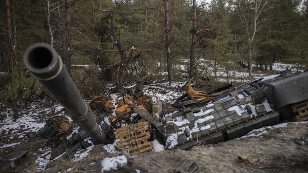 A destroyed tank of Ukrainian Armed Forces is seen outside the town of Severodonetsk, in Lugansk People's Republic. - Sputnik International