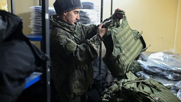 A Russian serviceman taking an armor vest. File photo  - Sputnik International