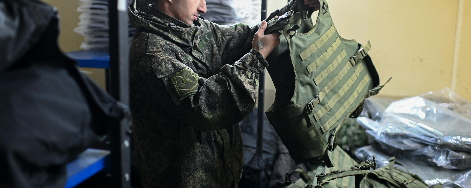 A Russian serviceman taking an armor vest. File photo  - Sputnik International, 1920, 15.04.2023