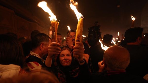 Orthodox Christians gather with lit candles during the Holy Fire ceremony - Sputnik International