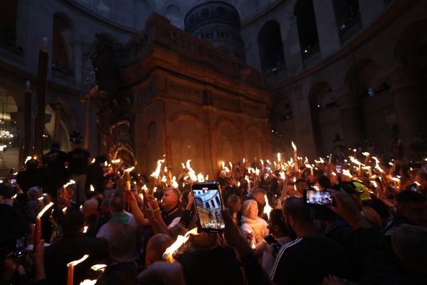 Orthodox Christians gather with lit candles around the Edicule, traditionally believed to be the burial site of Jesus Christ. - Sputnik International