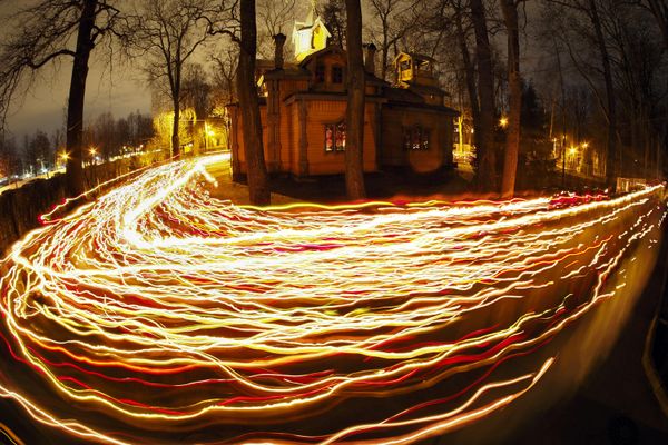 Candle light trail around a church during an Orthodox Easter midnight mass in St. Petersburg. - Sputnik International