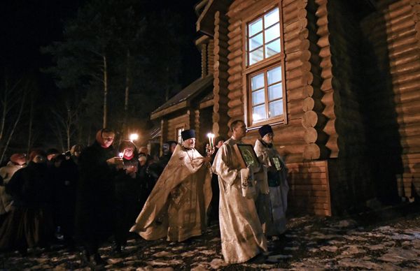 Clergy and the congregation  during an Easter vigil service near the Orthodox Church in Divnogorsk. - Sputnik International