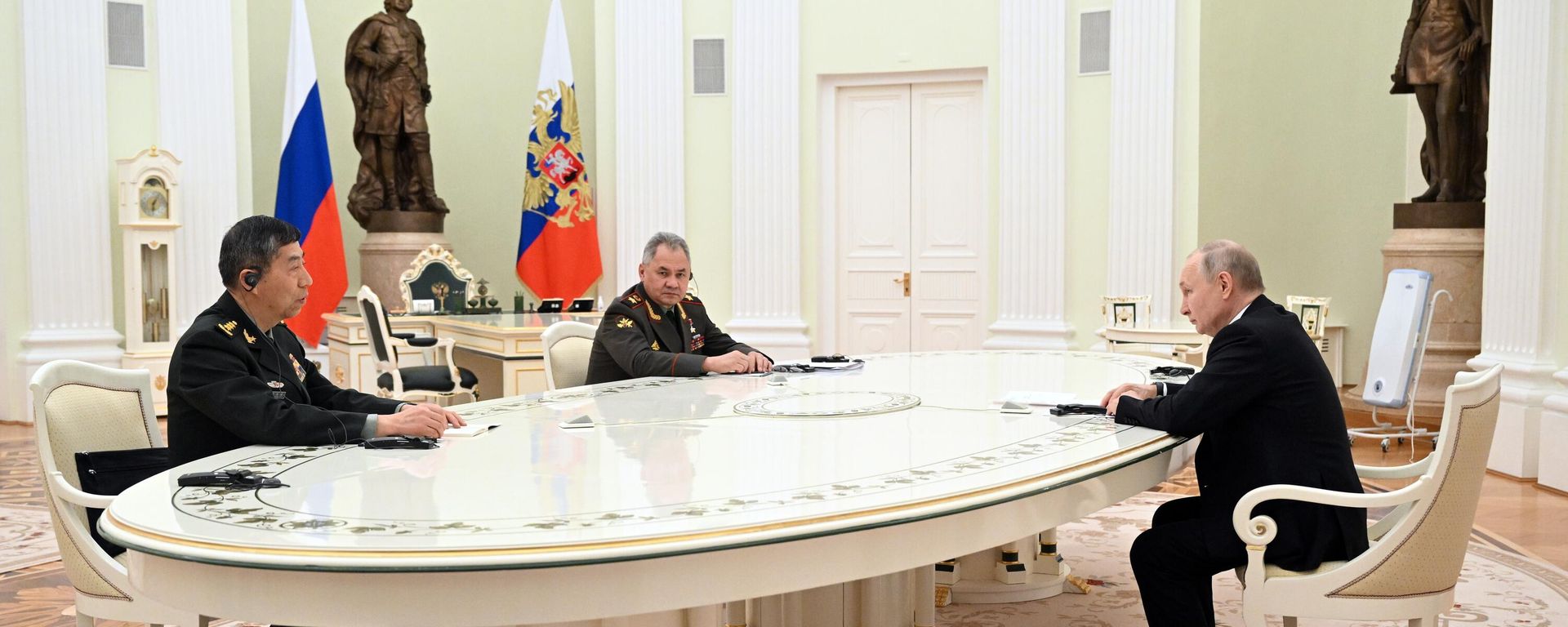 Russian President Vladimir Putin holds a meeting with Chinese Defense Minister Li Shangfu. Russian Defense Minister Sergey Shoigu attended the meeting too. - Sputnik International, 1920, 16.04.2023