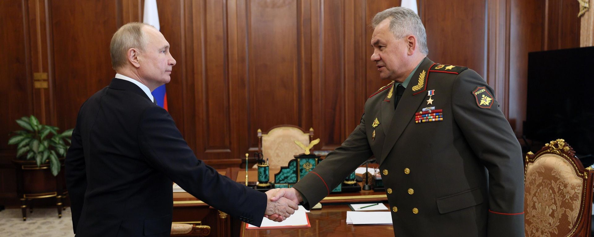 Russian President Vladimir Putin meets Defense Minister Sergey Shoigu in Moscow on April 17, 2023 - Sputnik International, 1920, 17.04.2023