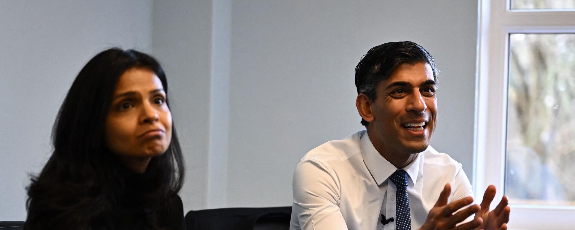 Britain's Prime Minister Rishi Sunak (R) and his wife Akshata Murty attend a parenting workshop during a visit at a family hub in St Austell, Cornwall, South West of England, on February 9, 2023.  - Sputnik International, 1920, 17.04.2023