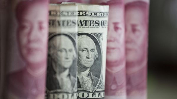 This photo illustration taken on January 6, 2017 shows Chinese 100 yuan notes and one US dollar notes in Beijing - Sputnik International