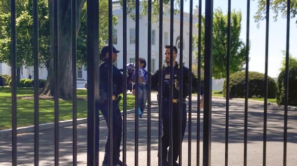 U.S. Secret Service uniformed division police officers carry a young child who crawled through the White House fence on Pennsylvania Avenue in Washington, Tuesday, April 18, 2023.  - Sputnik International