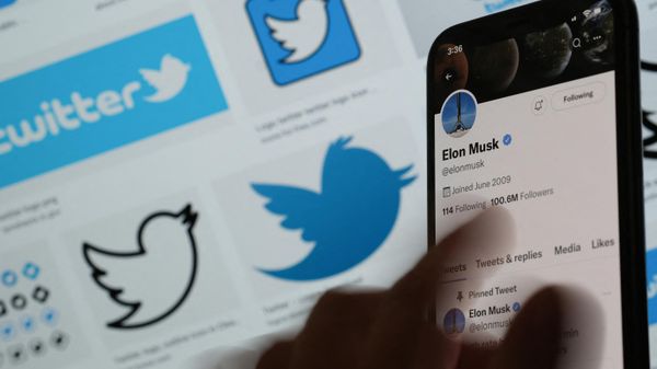 Elon Musk's Twitter page displayed on the screen of a smartphone with Twitter logos in the background in Los Angeles.  - Sputnik International