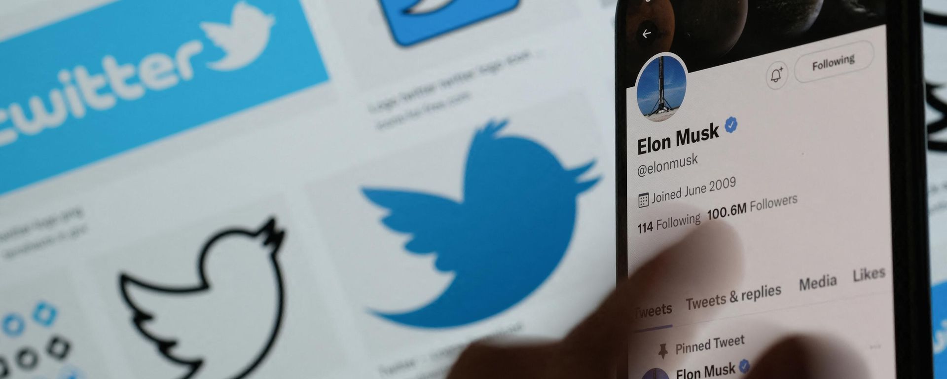  Elon Musk's Twitter page displayed on the screen of a smartphone with Twitter logos in the background in Los Angeles.  - Sputnik International, 1920, 10.05.2023