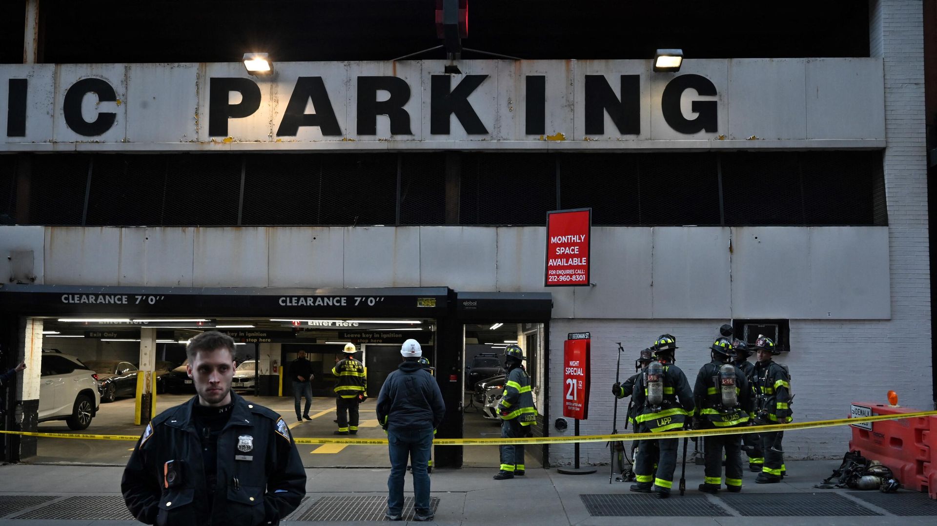 Members of the Fire Department of New York (FDNY) and New York Police Department (NYPD) work at the scene of a parking garage that collapsed in lower Manhattan, New York City, on April 18, 2023. Members of the Fire Department of New York (FDNY) and New York Police Department (NYPD) work at the scene of a parking garage that collapsed in lower Manhattan, New York City, on April 18, 2023. - Sputnik International, 1920, 19.04.2023