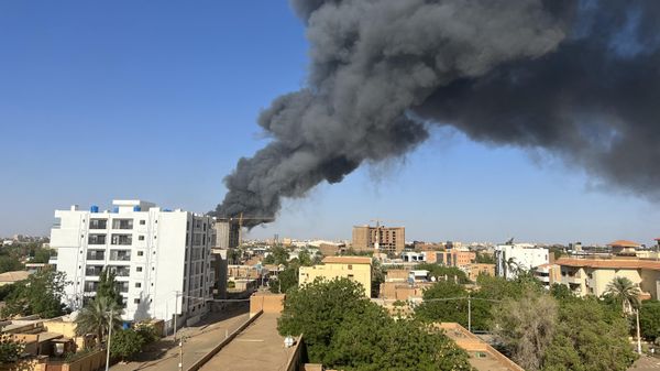 A column of smoke rises behind buildings near the airport area in Khartoum on April 19, 2023, amid fighting between the army and paramilitaries following the collapse of a 24-hour truce.  - Sputnik International