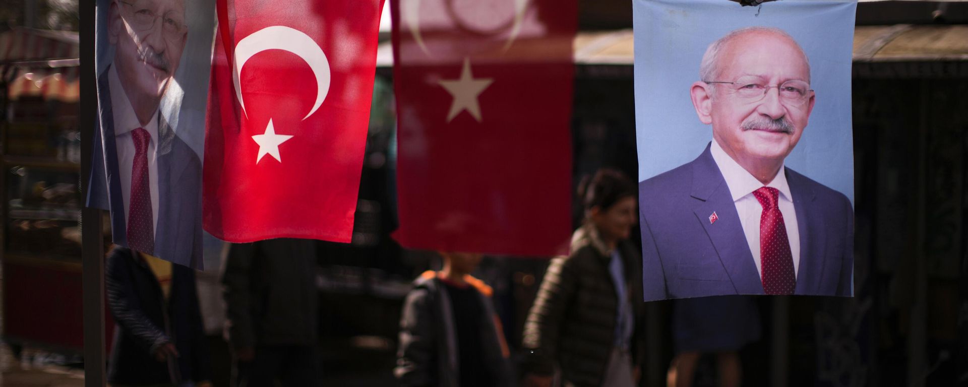 People walk past banners with the photograph of Turkish CHP party leader and Nation Alliance's presidential candidate Kemal Kilicdaroglu in Istanbul, Turkey, Tuesday, April 18, 2023. Presidential elections in Turkey are scheduled to take place on May 14.  - Sputnik International, 1920, 19.04.2023