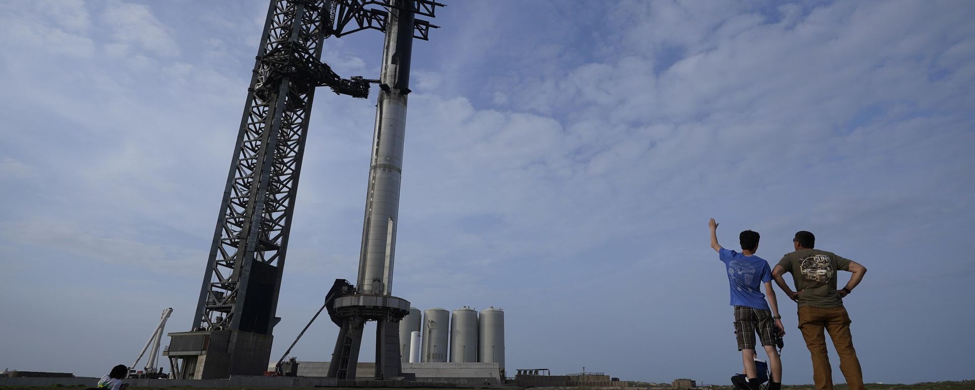 Visitors look on as SpaceX's Starship, the world's biggest and most powerful rocket, stands ready for a scheduled launch from Starbase in Boca Chica, Texas, Wednesday, April 19, 2023. - Sputnik International, 1920, 15.11.2023