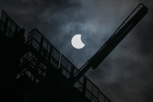 One of the most exciting aspects of a hybrid solar eclipse is that it provides an opportunity for scientists to study the sun's corona, which is usually invisible to the naked eye.Above: A general view showing the partial solar eclipse in Jakarta. - Sputnik International