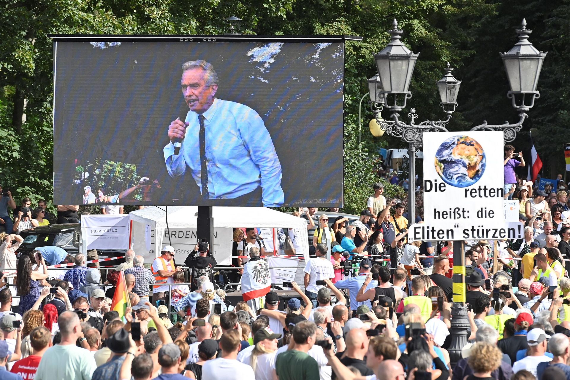 Robert F. Kennedy Jr. is, US environmental lawyer and activist and nephew of former president John F. Kennedy, is seen on a screen on August 29, 2020. - Sputnik International, 1920, 20.04.2023