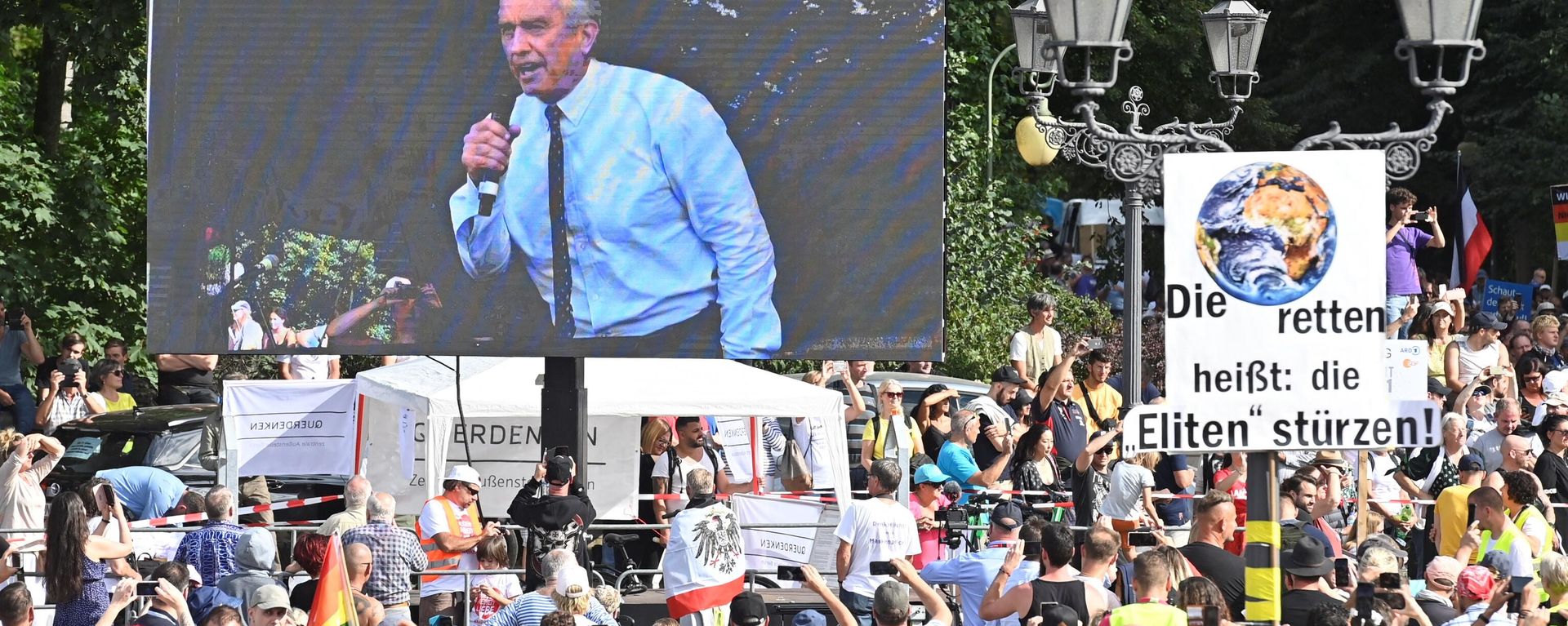 Robert F. Kennedy Jr. is, US environmental lawyer and activist and nephew of former president John F. Kennedy, is seen on a screen on August 29, 2020. - Sputnik International, 1920, 20.04.2023
