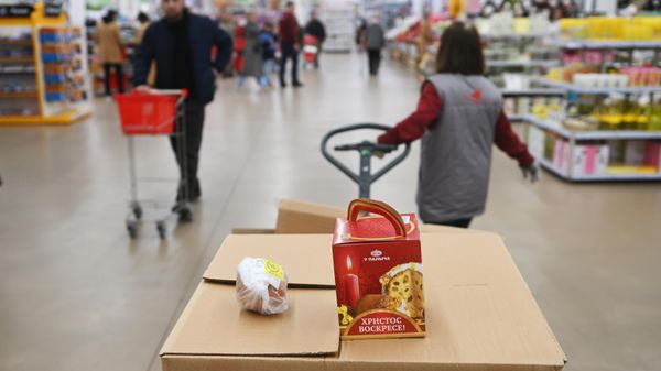 Worker transports goods in an Ashan grocery center in a mall in Moscow. April 2023. - Sputnik International