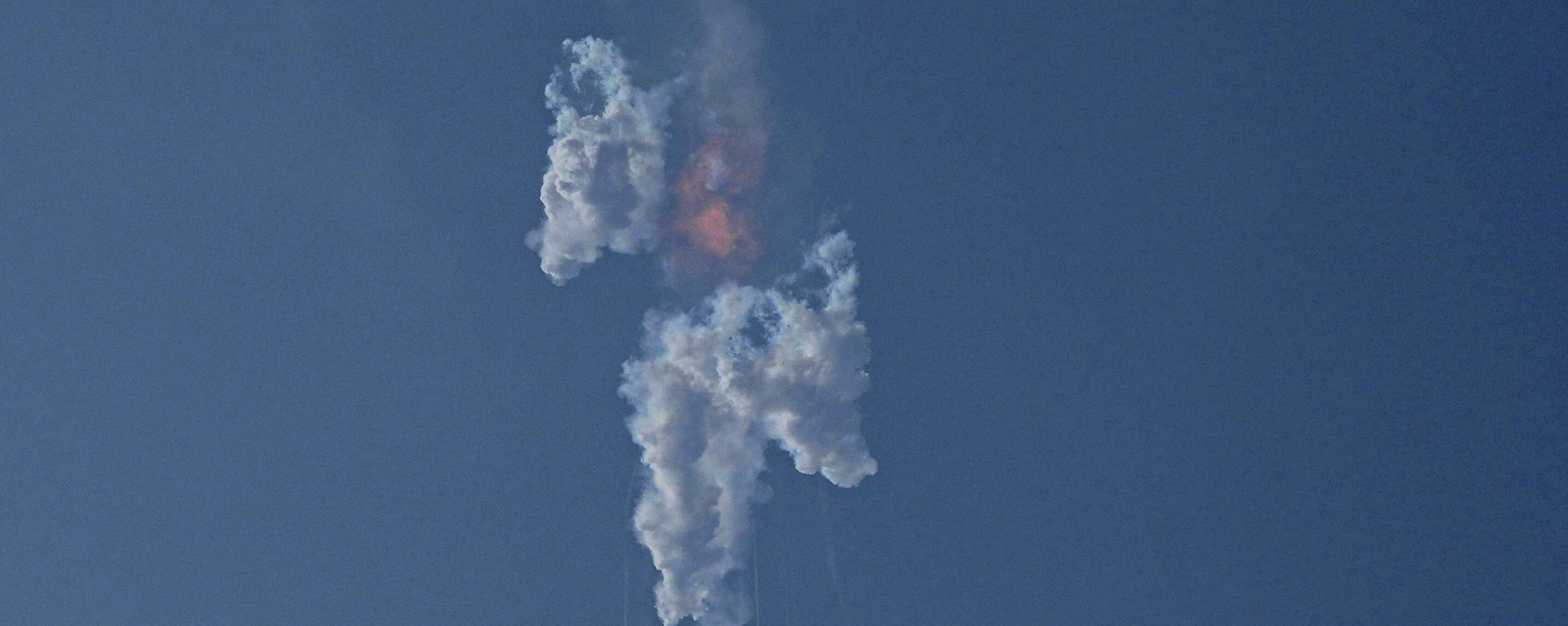 SpaceX's Starship launches from Starbase in Boca Chica, Texas, Thursday, April 20, 2023. The giant new rocket exploded minutes after blasting off on it first test flight and crashed into the Gulf of Mexico. - Sputnik International, 1920, 20.04.2023