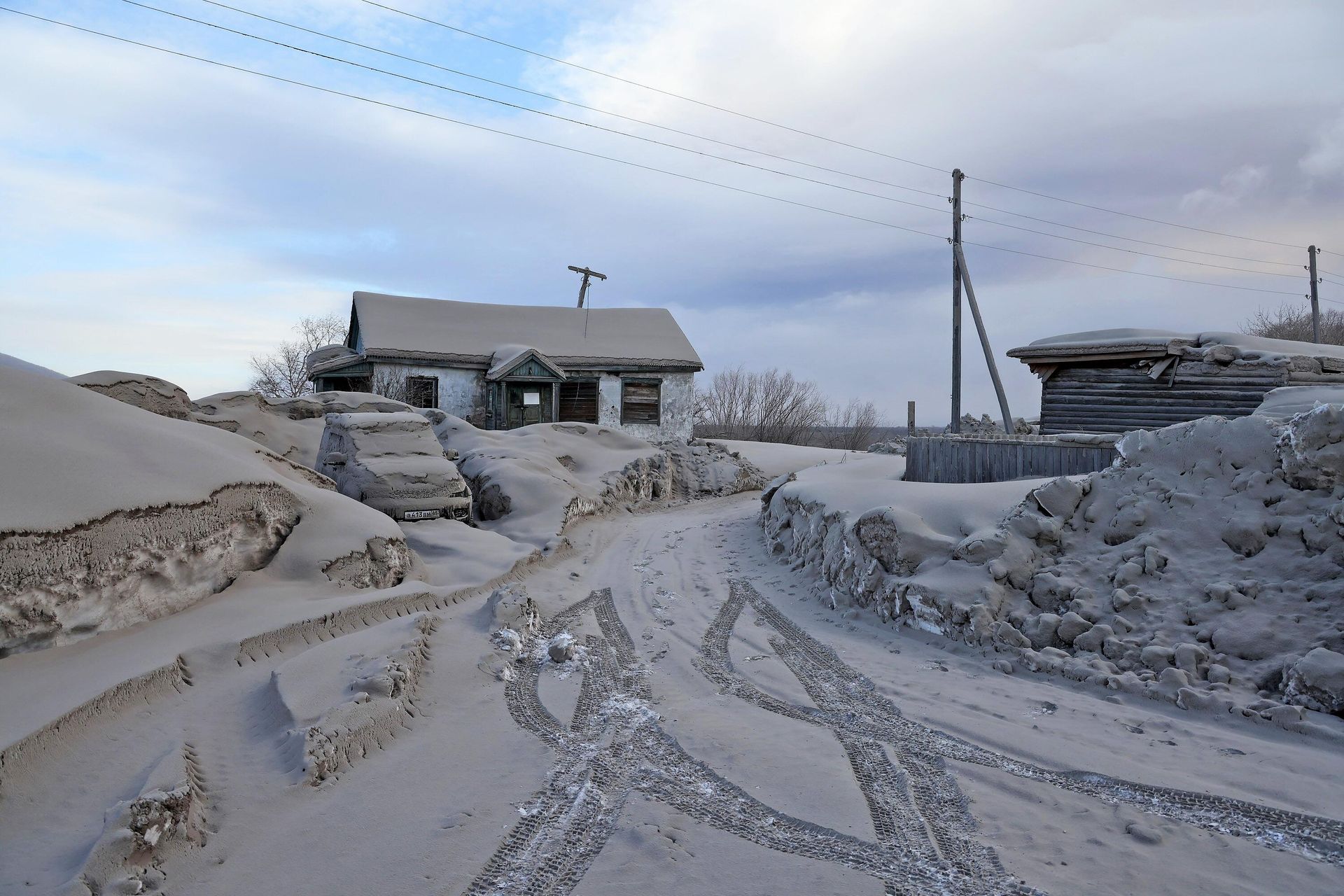 In this video grab a road, roofs and snowdrifts covered with ashes from the erupting volcano Shiveluch are seen in the Kamchatka Peninsula, Russia - Sputnik International, 1920, 22.04.2023