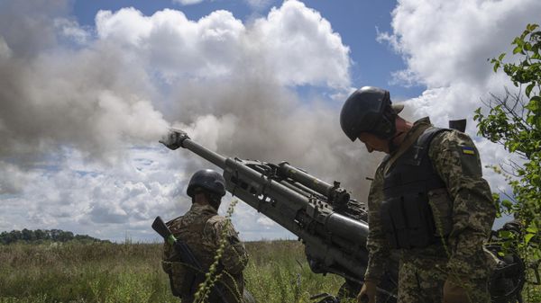 Ukrainian servicemen fire at Russian positions from a US-supplied M777 howitzer in Kharkov region, on Thursday, July 14, 2022.  - Sputnik International