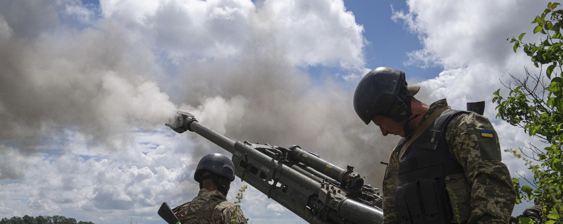 Ukrainian servicemen fire at Russian positions from a US-supplied M777 howitzer in Kharkov region, on Thursday, July 14, 2022.  - Sputnik International, 1920, 10.05.2023