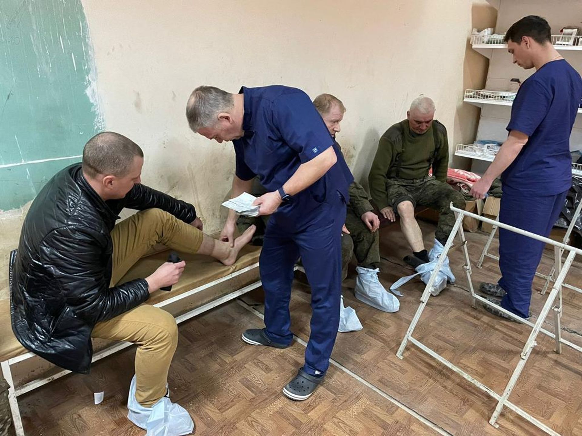 Boris Gurkin and his patients at a Donbass hospital - Sputnik International, 1920, 22.04.2023