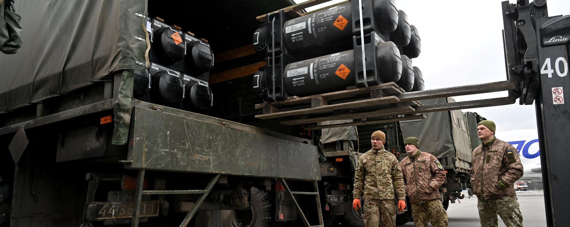 Ukrainian servicemen load a truck with the FGM-148 Javelin, American man-portable anti-tank missile provided by US to Ukraine as part of a military support, upon its delivery at Kiev's airport Borispol on February 11, 2022 - Sputnik International, 1920, 23.05.2023