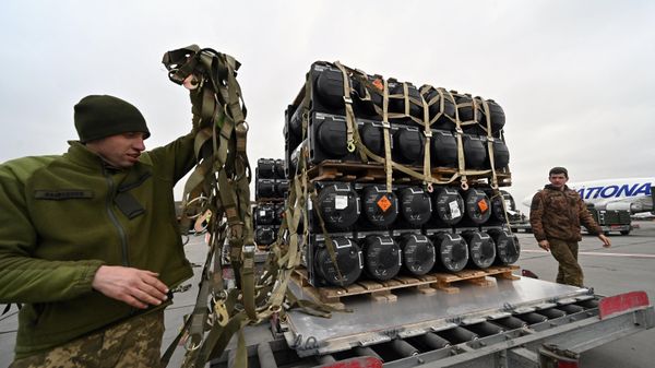 Ukrainian servicemen unload a Boeing 747-412 plane with the FGM-148 Javelin, American man-portable anti-tank missile provided by US to Ukraine as part of a military support, at Kyiv's airport Boryspil on February 11, 2022 - Sputnik International