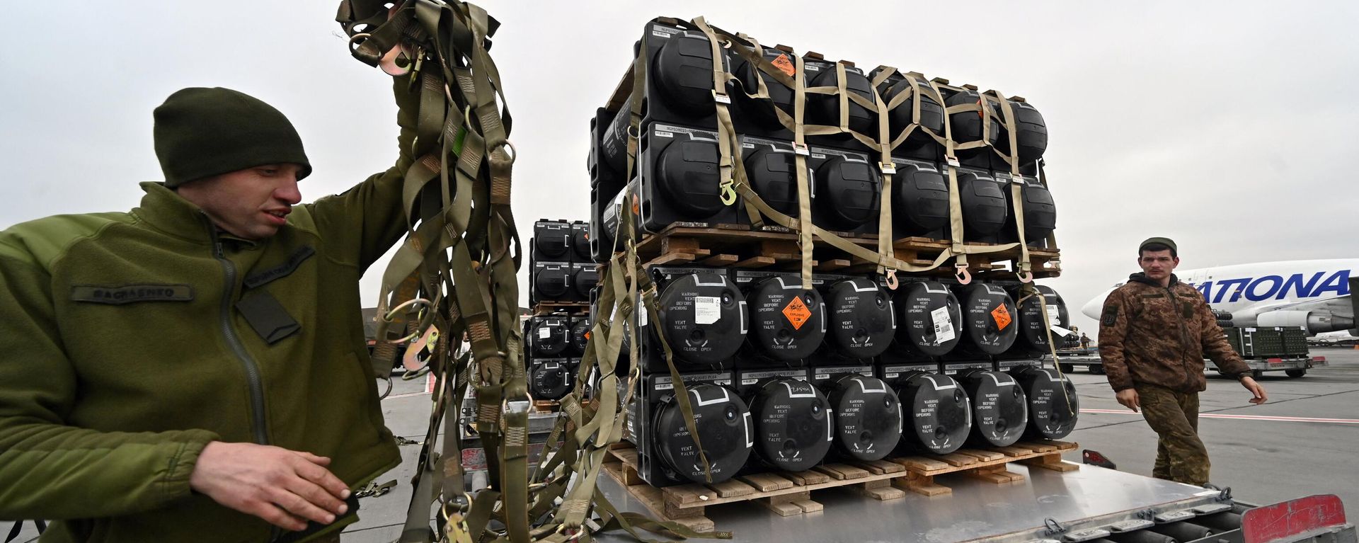 Ukrainian servicemen unload a Boeing 747-412 plane with the FGM-148 Javelin, American man-portable anti-tank missile provided by US to Ukraine as part of a military support, at Kyiv's airport Boryspil on February 11, 2022 - Sputnik International, 1920, 16.05.2023