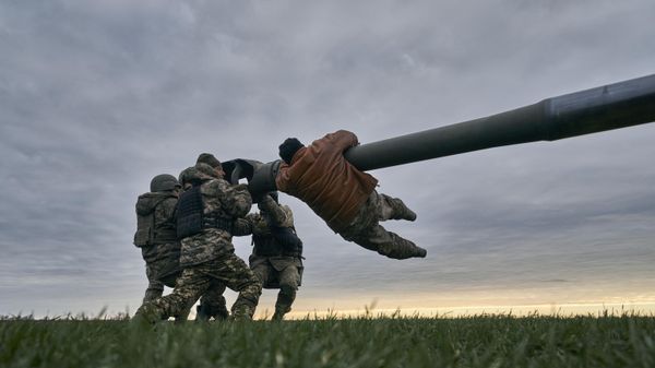 Украинские военные с гаубицей M777. Архивное фото - Sputnik International