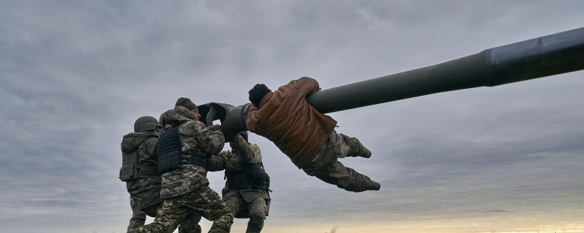 Украинские военные с гаубицей M777. Архивное фото Украинские военные с гаубицей M777. Архивное фото - Sputnik International, 1920, 01.09.2023