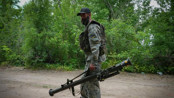 Украинский солдат с поставленным из США переносным зенитно-ракетным комплексом Стингер в руках - Sputnik International