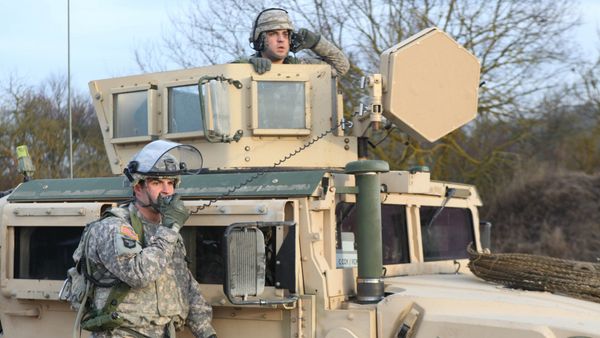 A US Soldier assigned to the 38th Cavalry Regiment talks on the radio during the Kosovo Force (KFOR) 18 Mission Rehearsal Exercise (MRE) at the Hohenfels Training Area in Germany Jan. 19, 2014. - Sputnik International