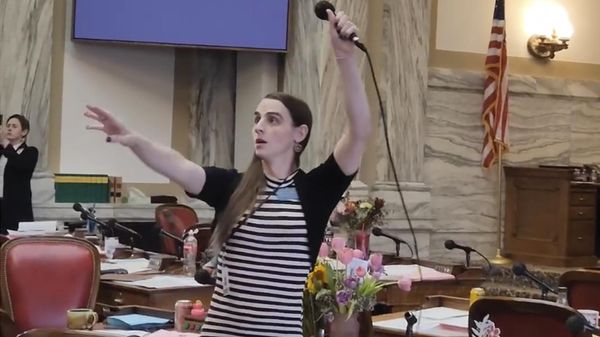 Montana Democratic Rep. Zooey Zephyr hoists a microphone into the air on Monday, April 24, 2023, as her supporters interrupt proceedings in the state House by chanting Let Her Speak! in Helena, Mont. Republican leaders in the Legislature didn't let Zephyr, who is transgender, speak on the floor for the third consecutive day because she refuses to apologize for calling GOP lawmakers out for supporting a ban on gender-affirming care.  - Sputnik International