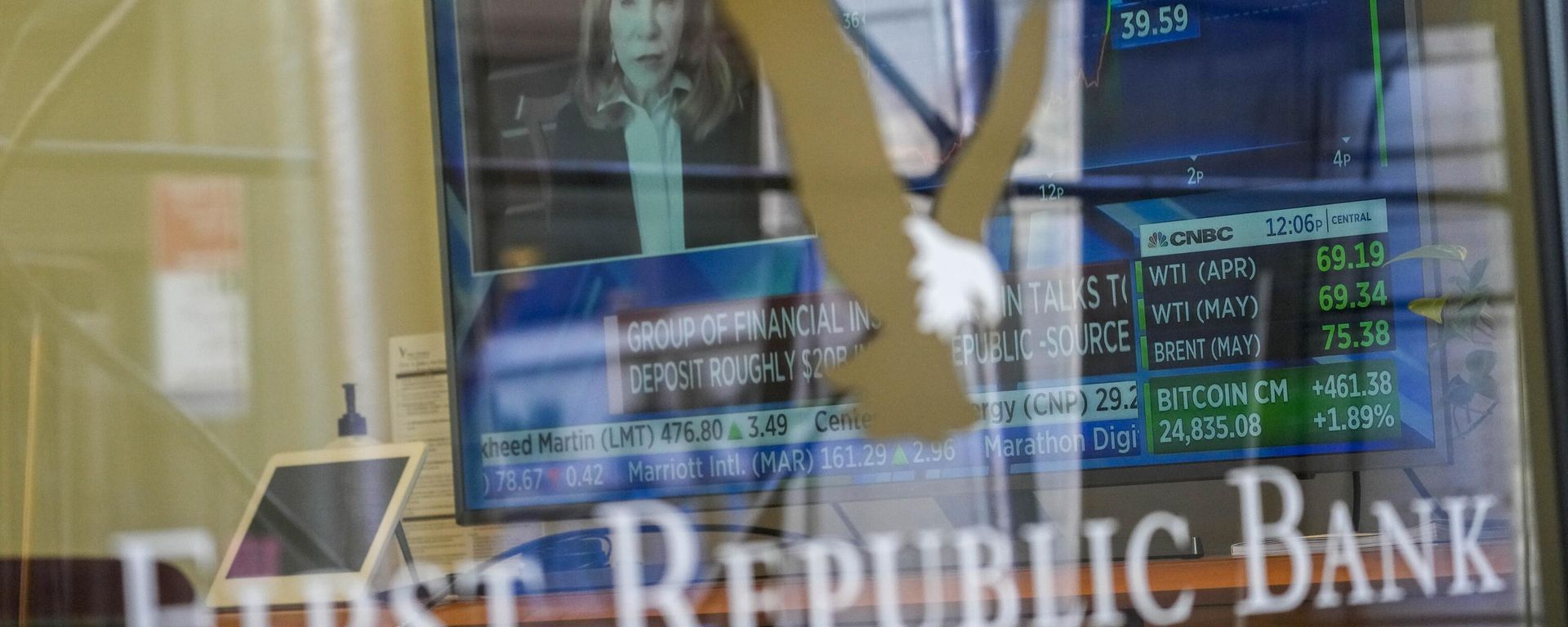 A television screen displaying financial news, including the stock price of First Republic Bank, is seen inside one of the bank's branches in New York's Financial District on March 16, 2023. Customers of the bank pulled more than $100 billion in deposits out of the bank during the March crisis. - Sputnik International, 1920, 03.05.2023