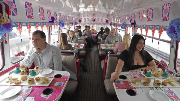 Tourists sit on a Coronation Tour Bus, in London amidst preparations for Charles III's coronation. - Sputnik International