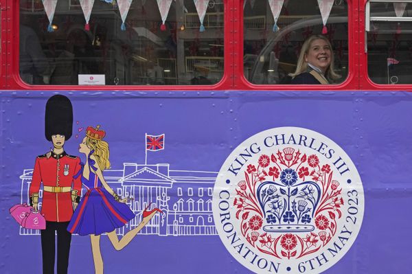 A tourist sits on a Coronation Tour Bus  in London. - Sputnik International